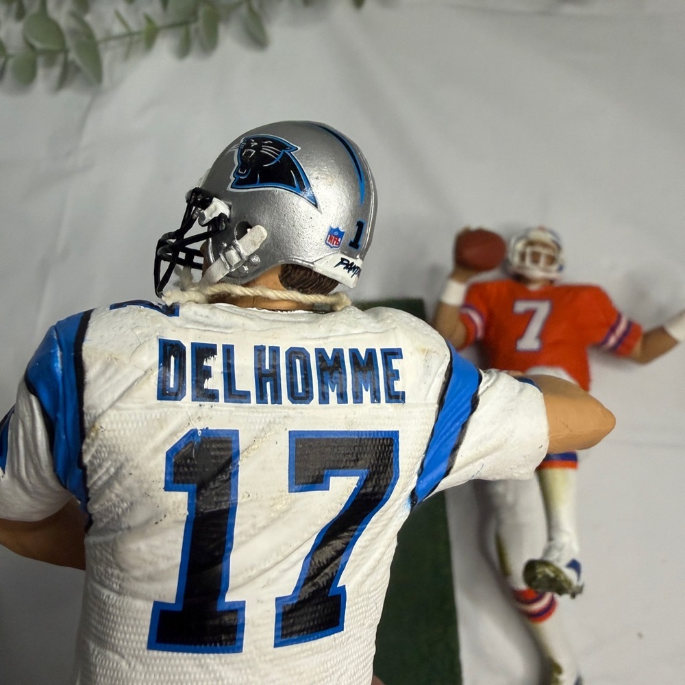 American Football Figurine — Elway and Delhomme (6–9 in) used, Action Figures - Picture 5 of 10